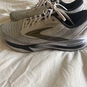 Brooks Men's White and Black Athletic Shoes